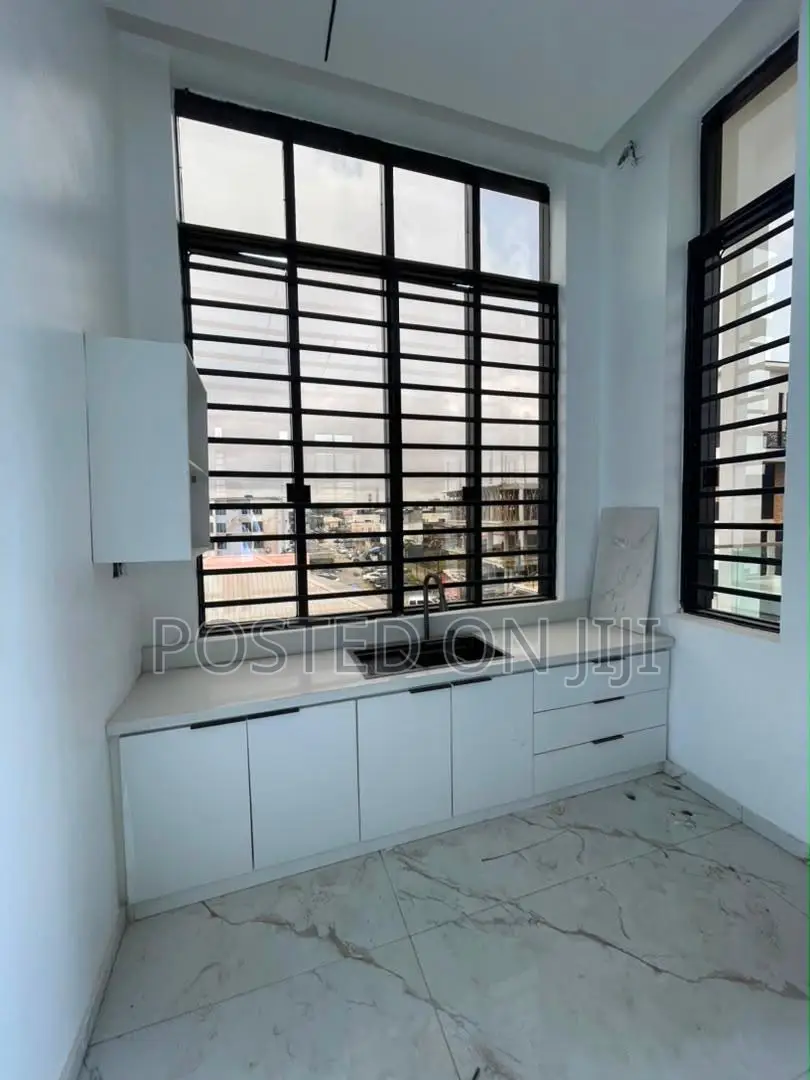 5bdrm Duplex in Chevron for sale