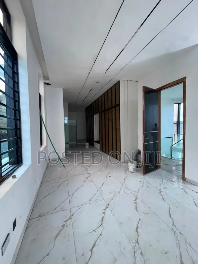 5bdrm Duplex in Chevron for sale
