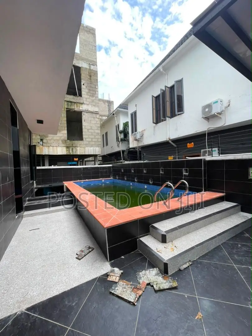 5bdrm Duplex in Chevron for sale
