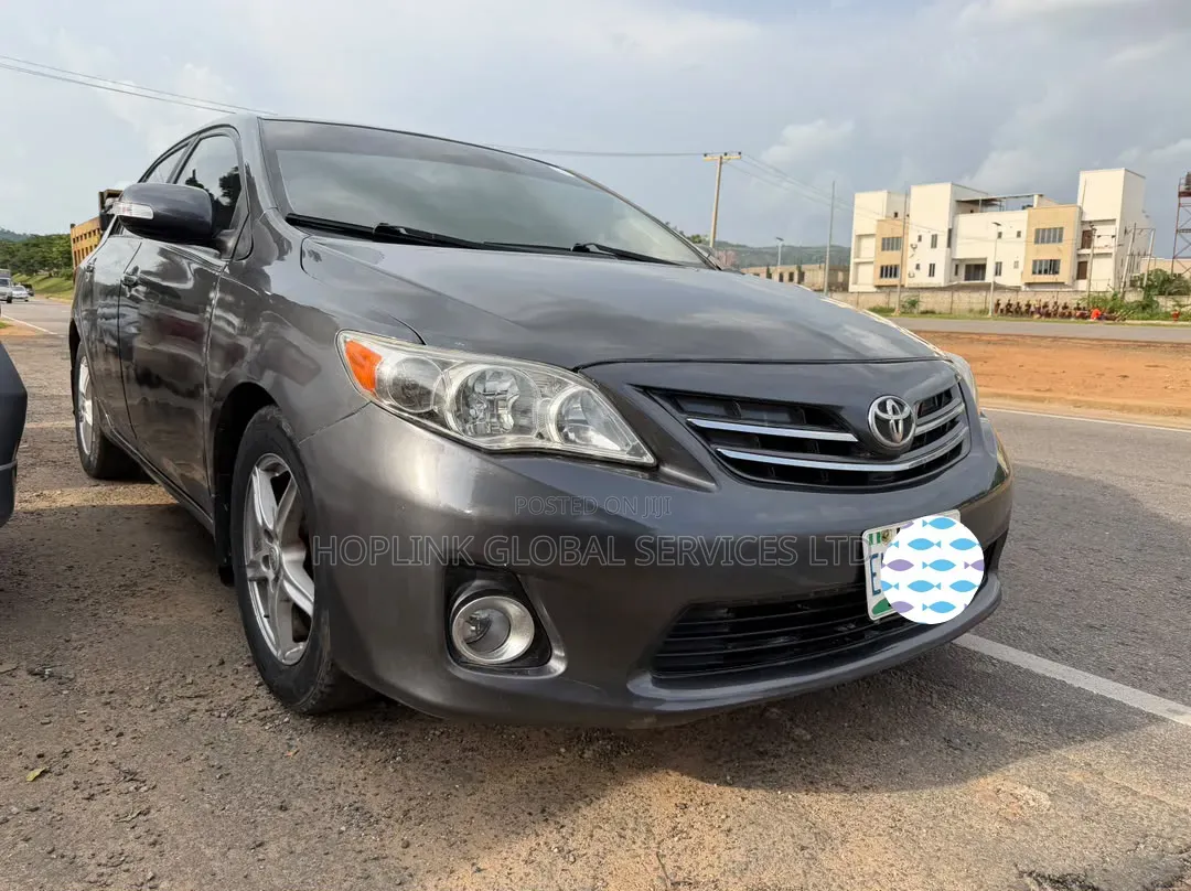 Toyota Corolla LE 4dr Sedan (1.8L 4cyl 4A) 2013 Gray