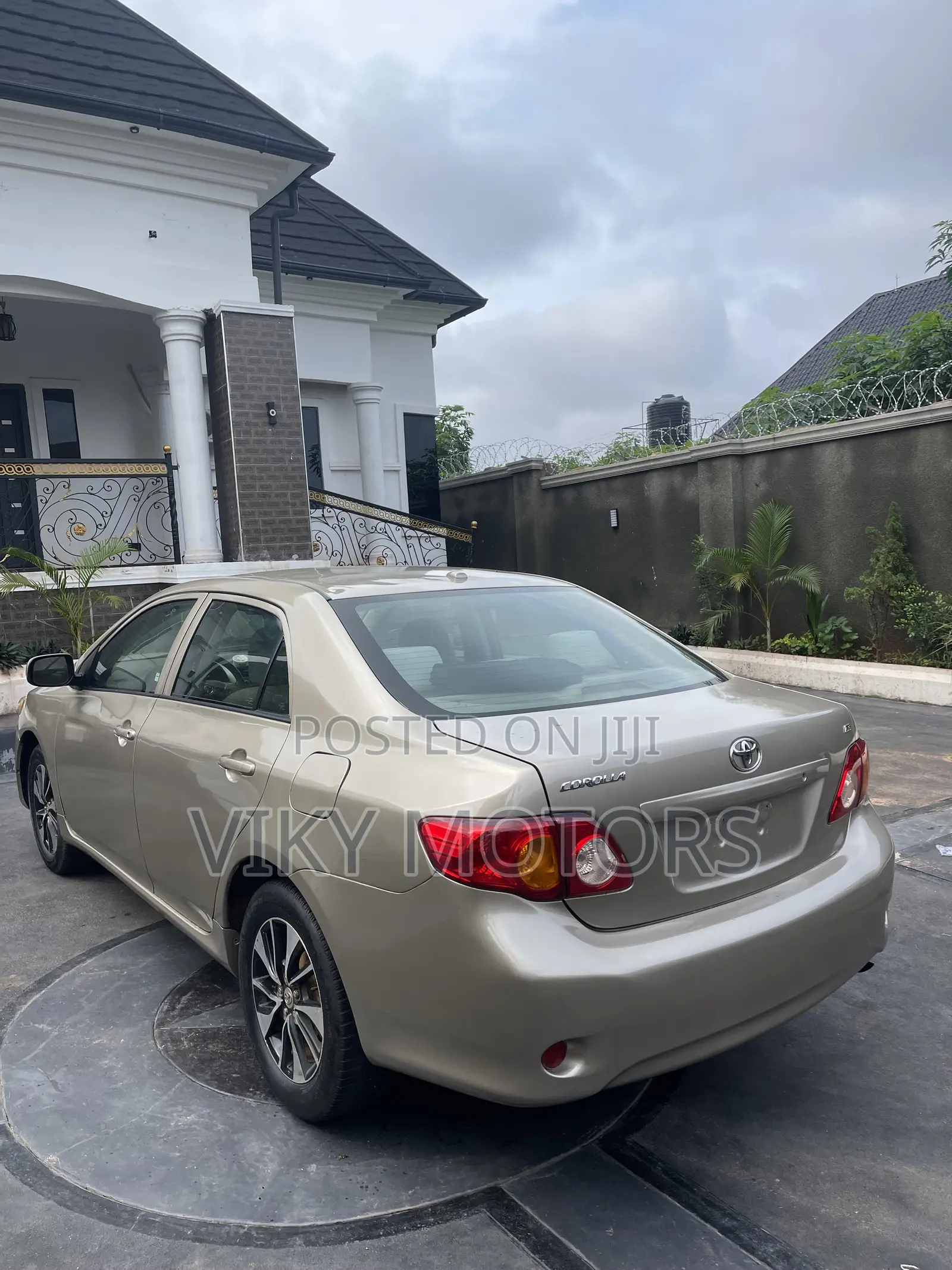 Toyota Corolla LE 4dr Sedan (1.8L 4cyl 4A) 2010 Gold