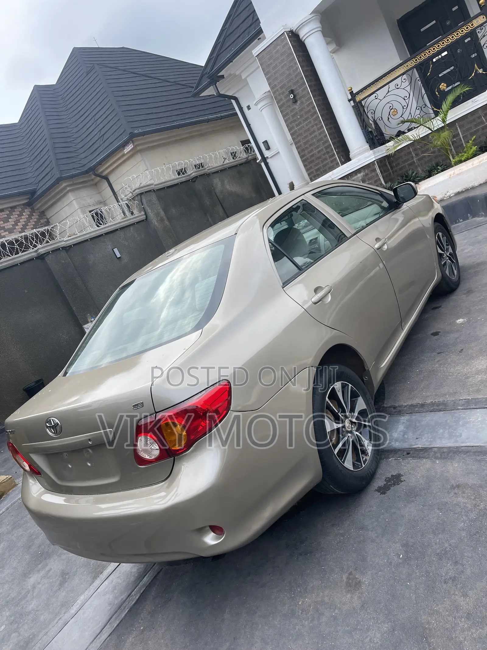 Toyota Corolla LE 4dr Sedan (1.8L 4cyl 4A) 2010 Gold