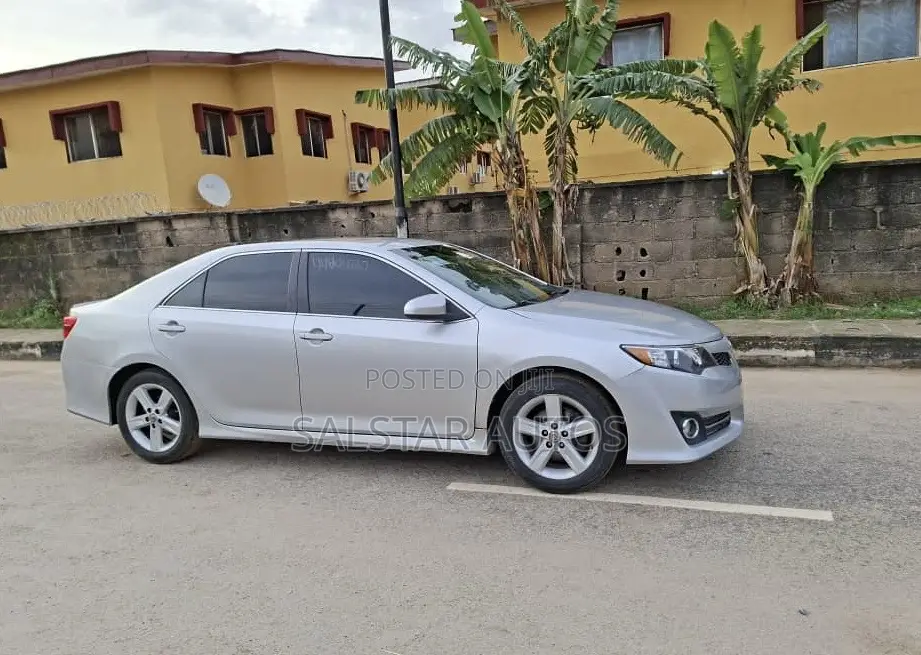 Toyota Camry SE 4dr Sedan (2.5L 4cyl 6A) 2013 Silver