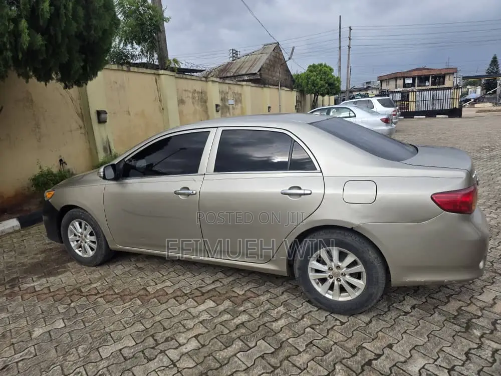 Toyota Corolla LE 4dr Sedan (1.8L 4cyl 4A) 2010 Gold