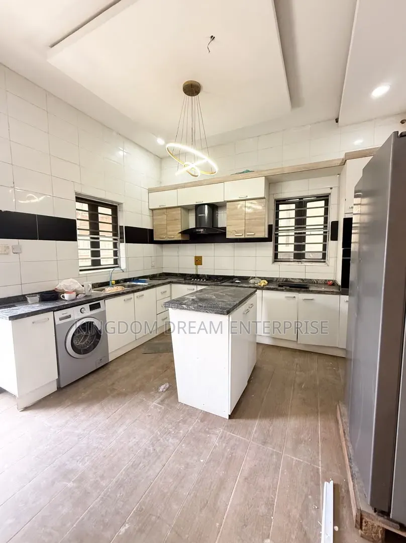 5bdrm Duplex in Chevron Drive Lekki for rent