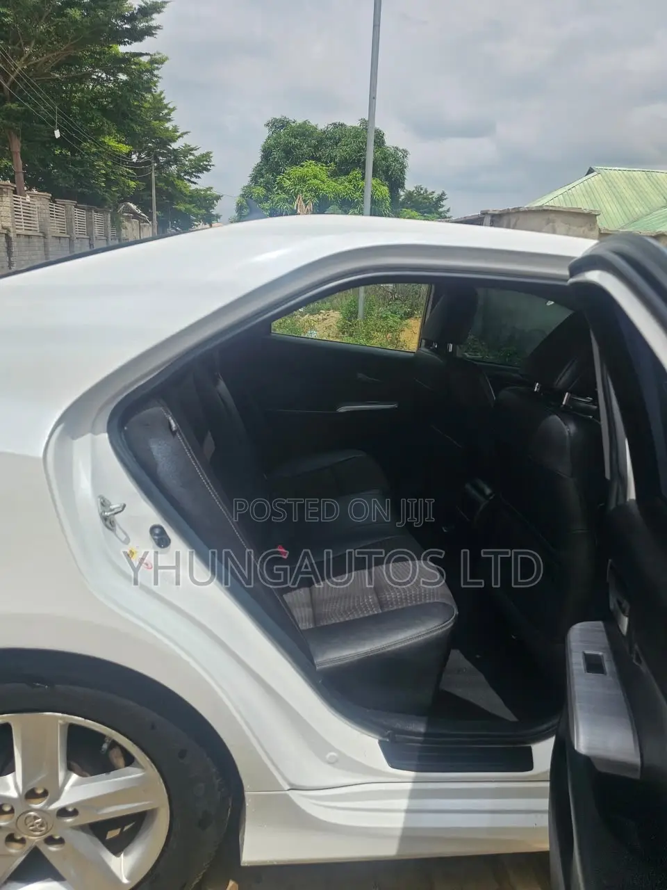 Toyota Camry SE 4dr Sedan (2.5L 4cyl 6A) 2013 White