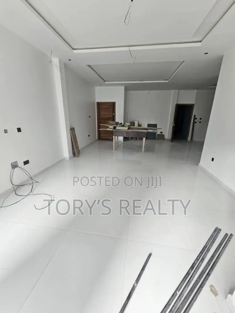 2bdrm Apartment in Lekki Phase 1 for rent