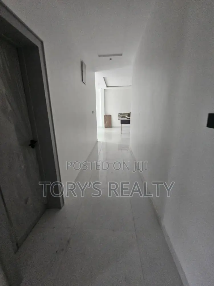 2bdrm Apartment in Lekki Phase 1 for rent