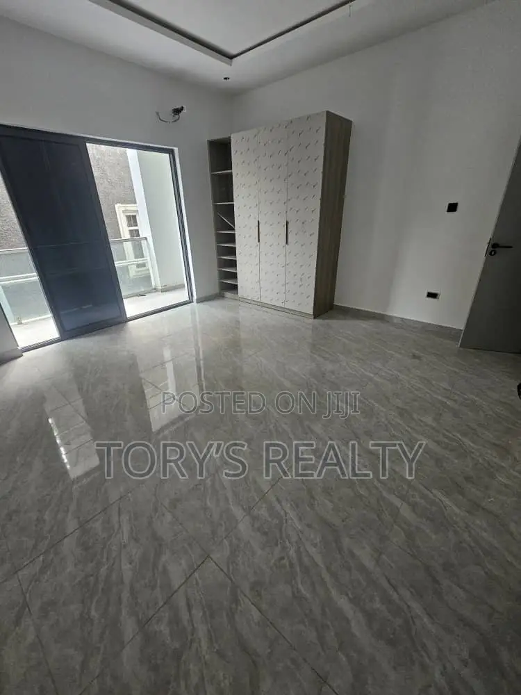 2bdrm Apartment in Lekki Phase 1 for rent