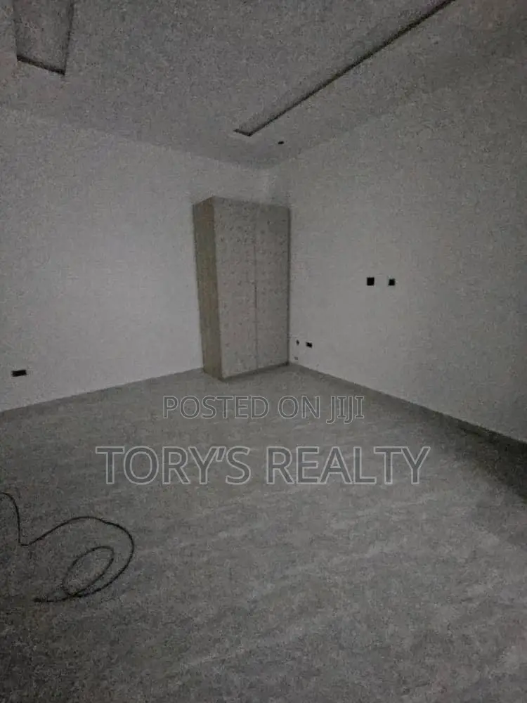 2bdrm Apartment in Lekki Phase 1 for rent