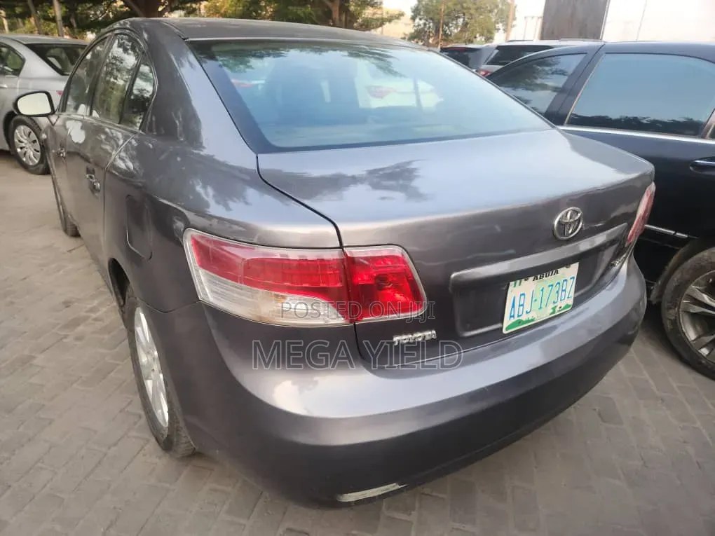 Toyota Avensis 2010 Gray