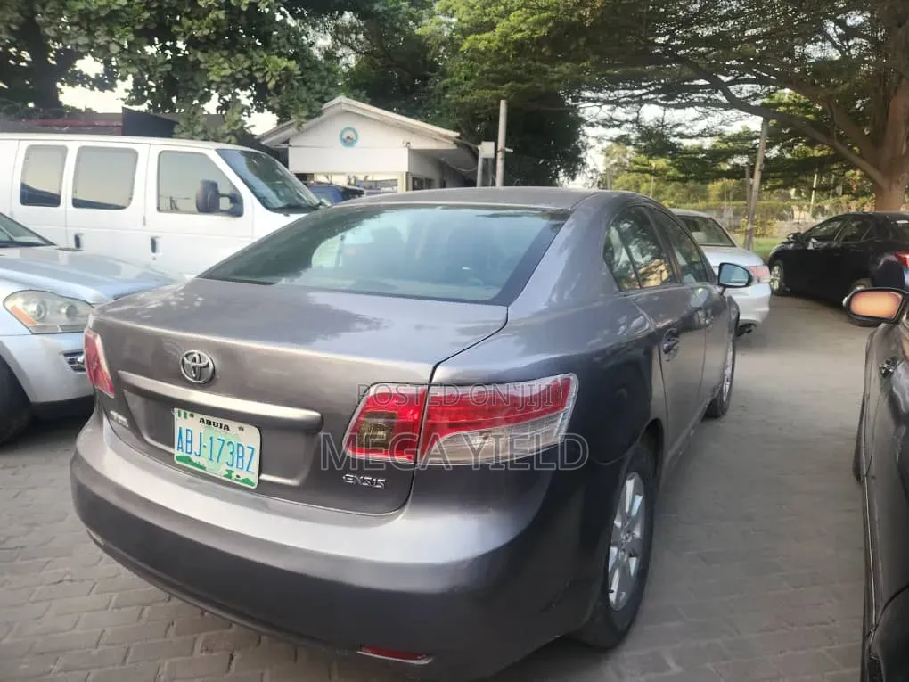 Toyota Avensis 2010 Gray