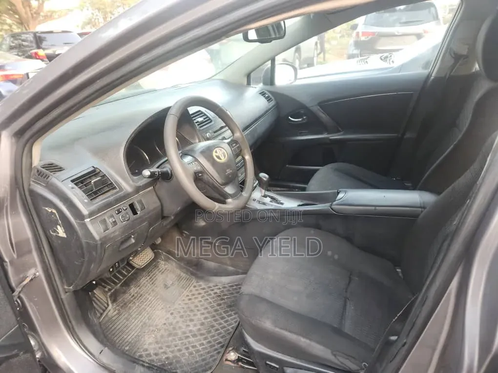 Toyota Avensis 2010 Gray