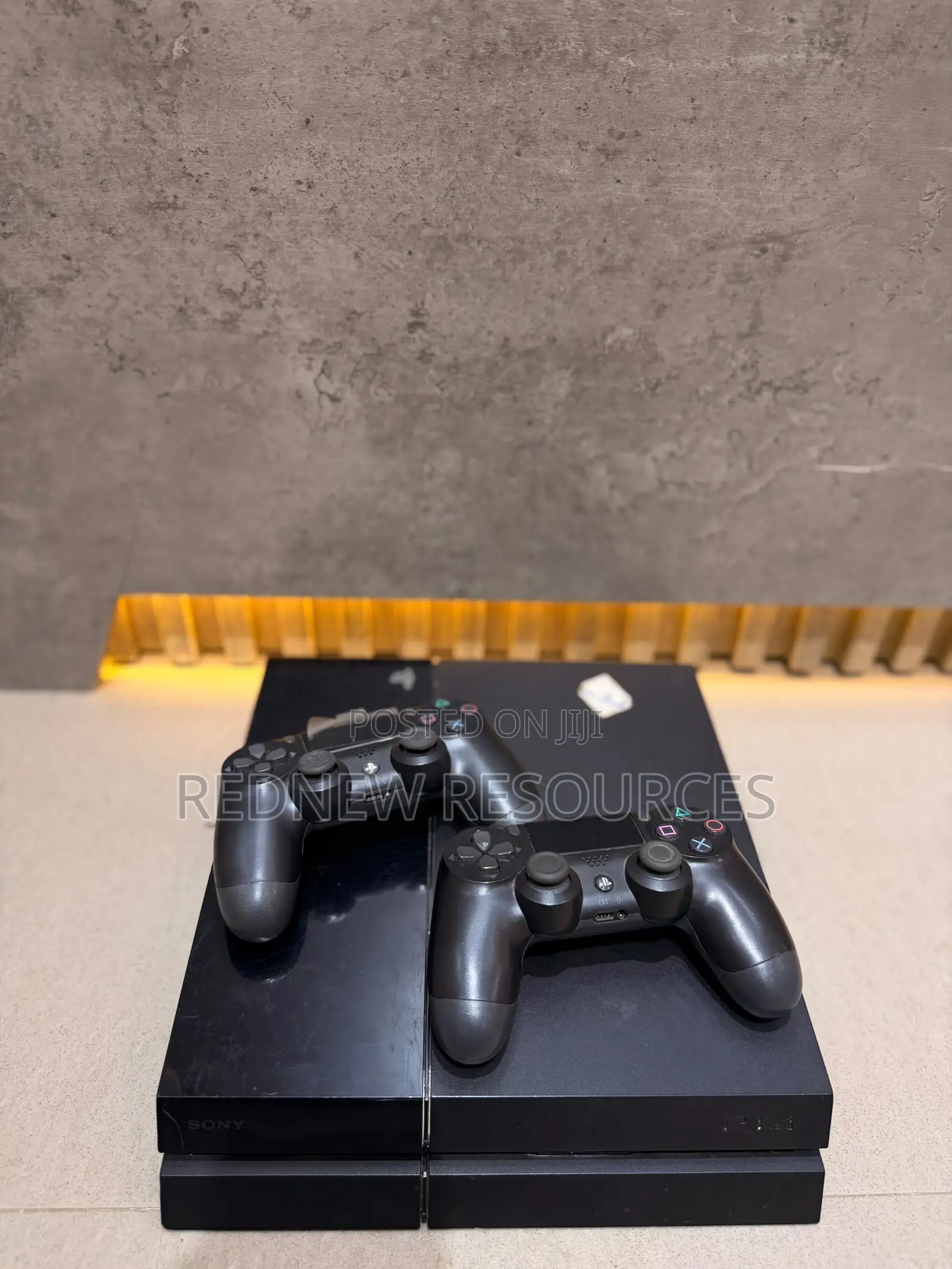 Ps4 Fat With Controllers