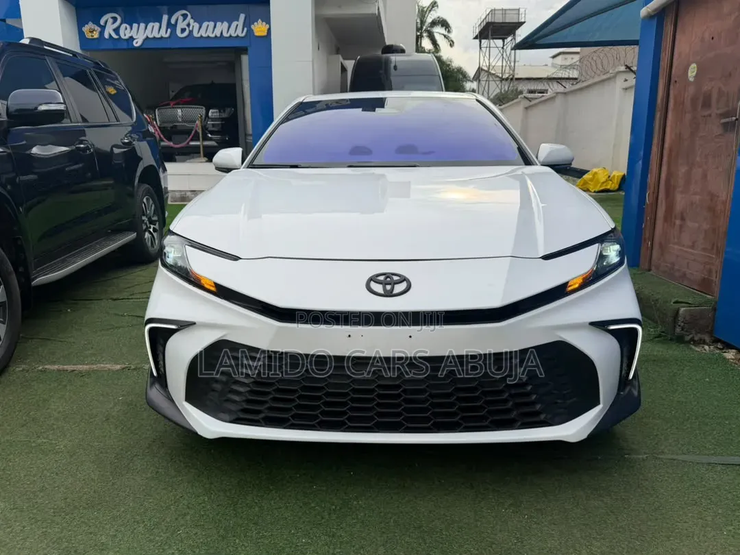 Toyota Camry SE 2025 White