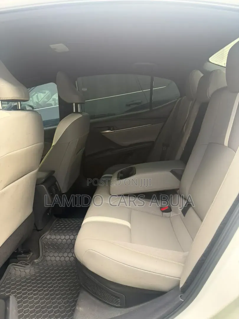Toyota Camry SE 2025 White