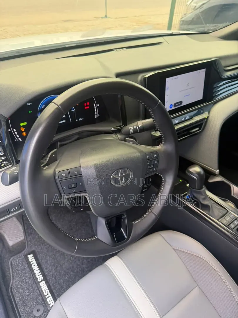 Toyota Camry SE 2025 White