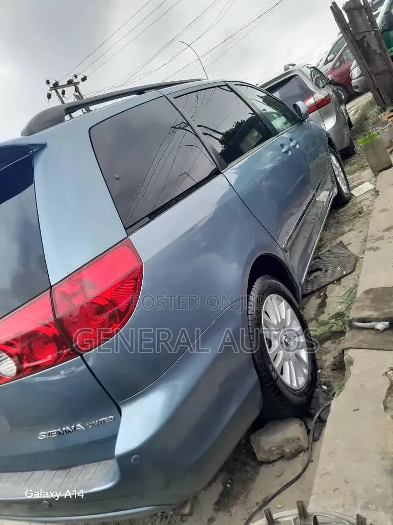 Toyota Sienna 2009 Blue