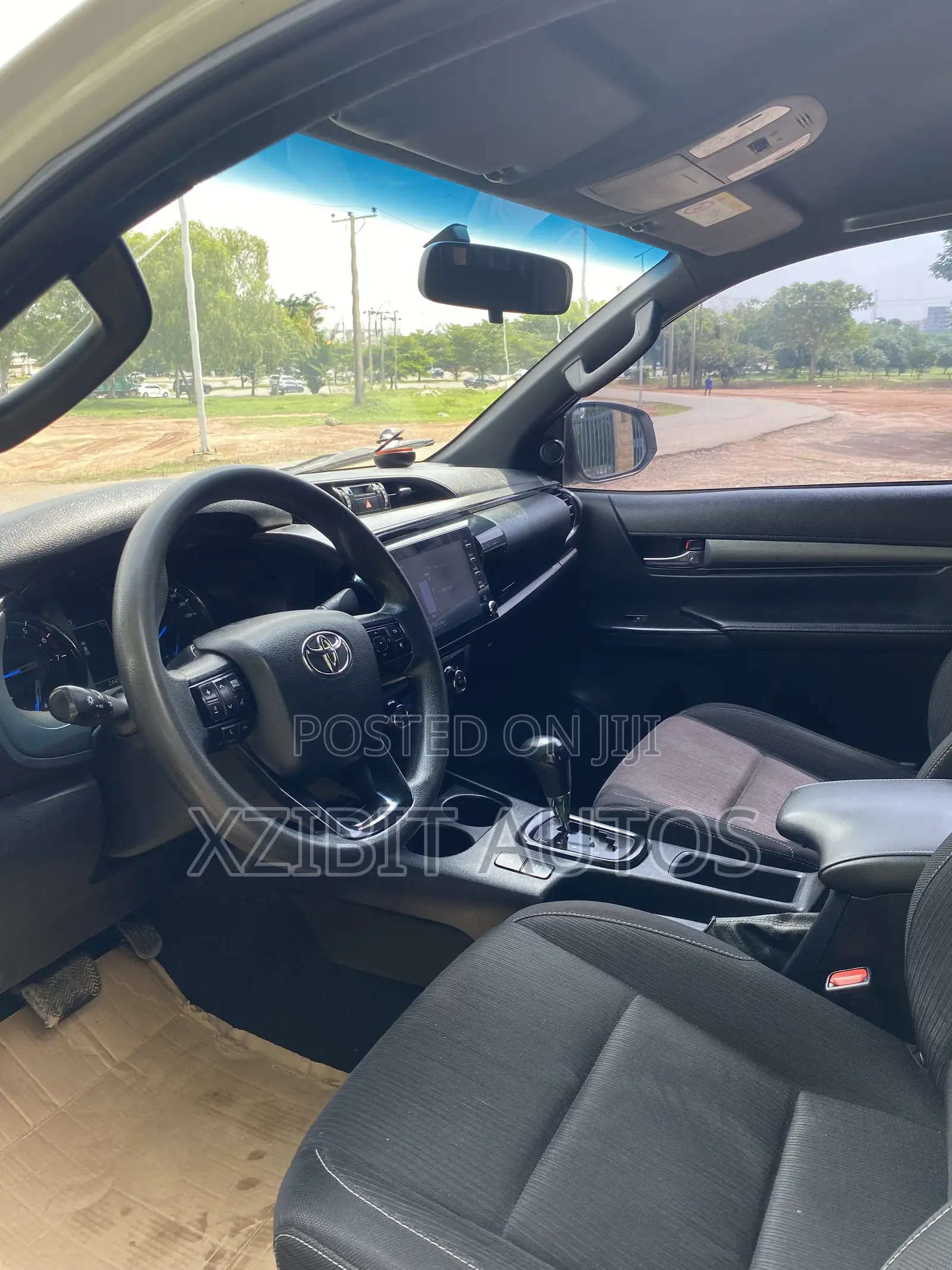 Toyota Hilux 2023 White