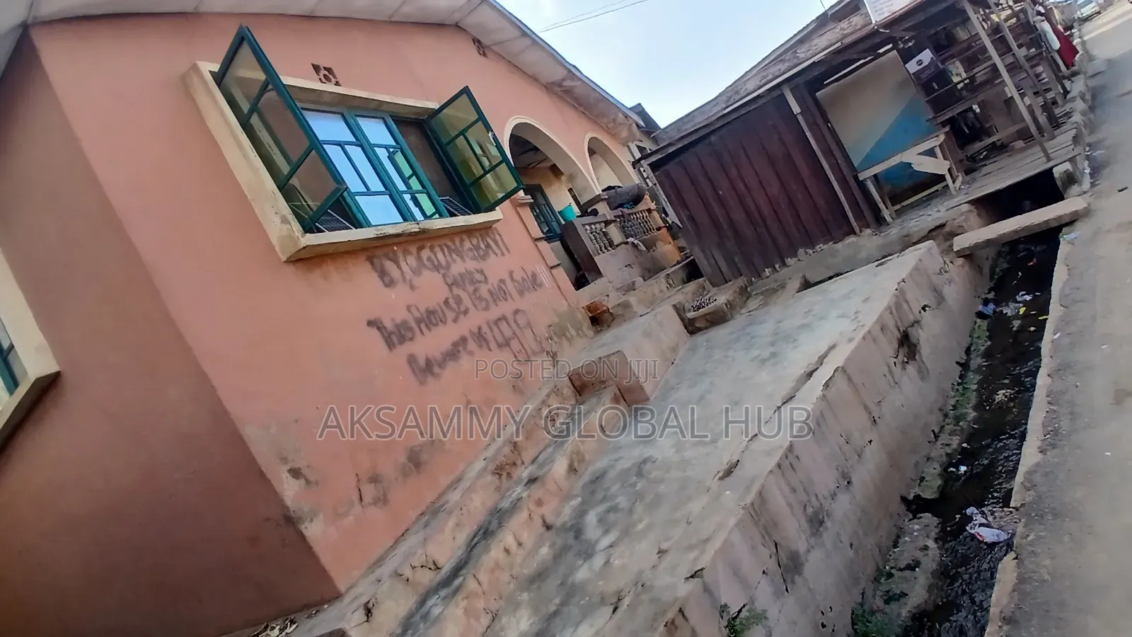 8bdrm Bungalow in Agbowo Ui, Ibadan for sale