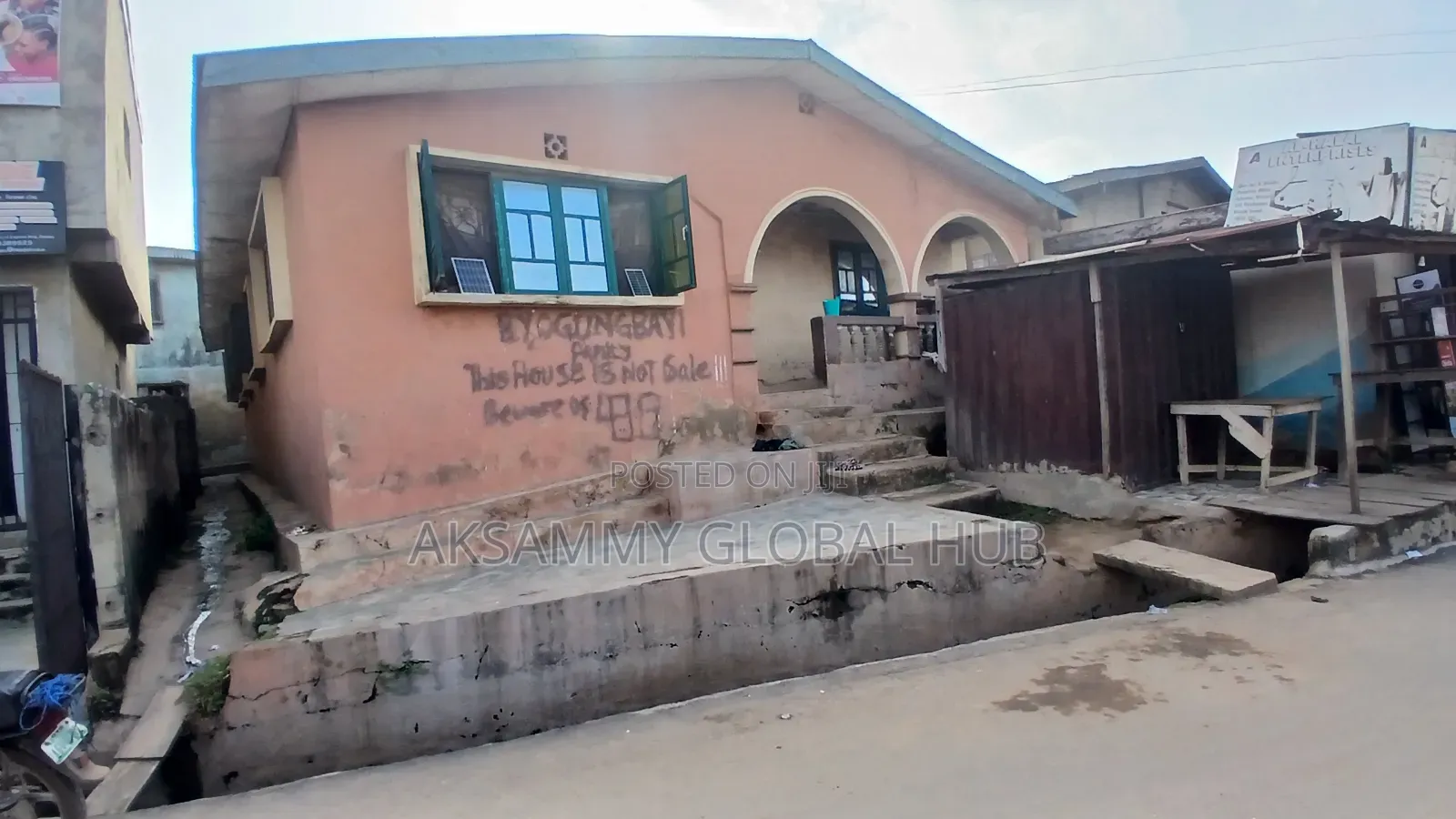 8bdrm Bungalow in Agbowo Ui, Ibadan for sale