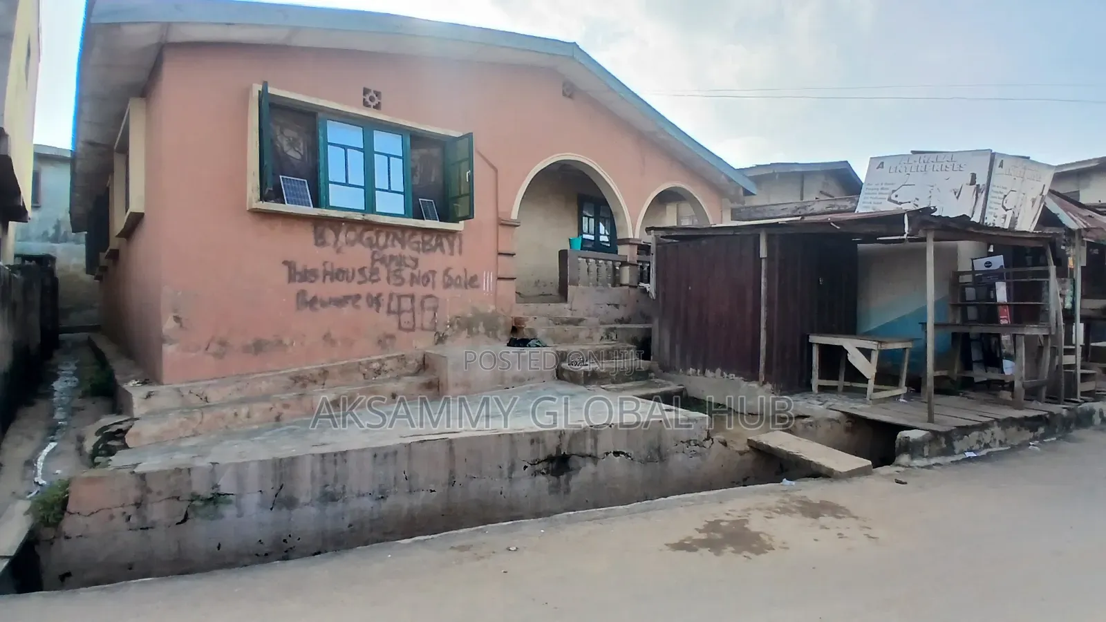 8bdrm Bungalow in Agbowo Ui, Ibadan for sale