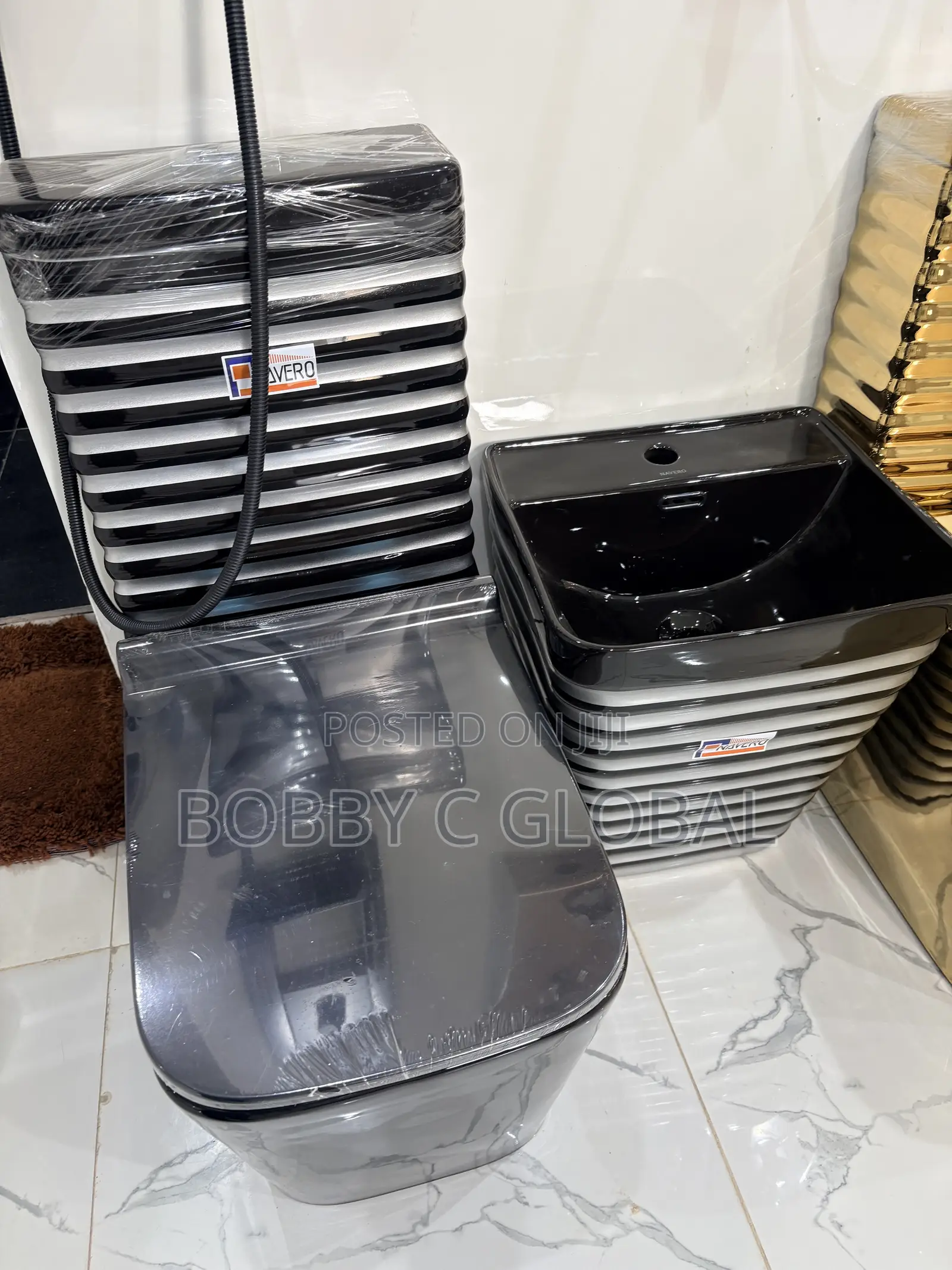 Black and White Executi Water Closet