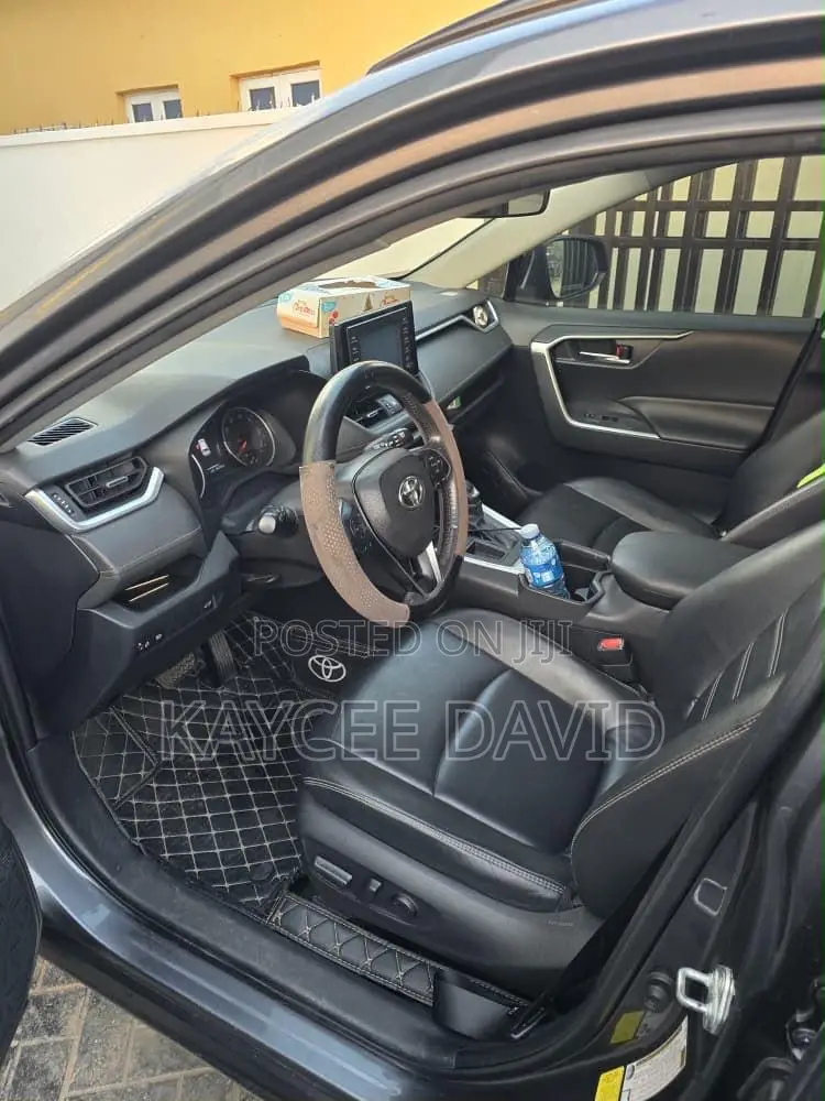 Toyota RAV4 XLE FWD 2020 Gray