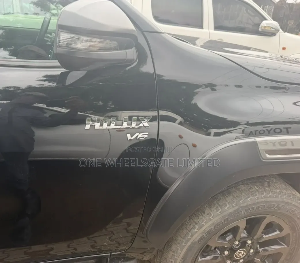 Toyota Hilux 2021 Black