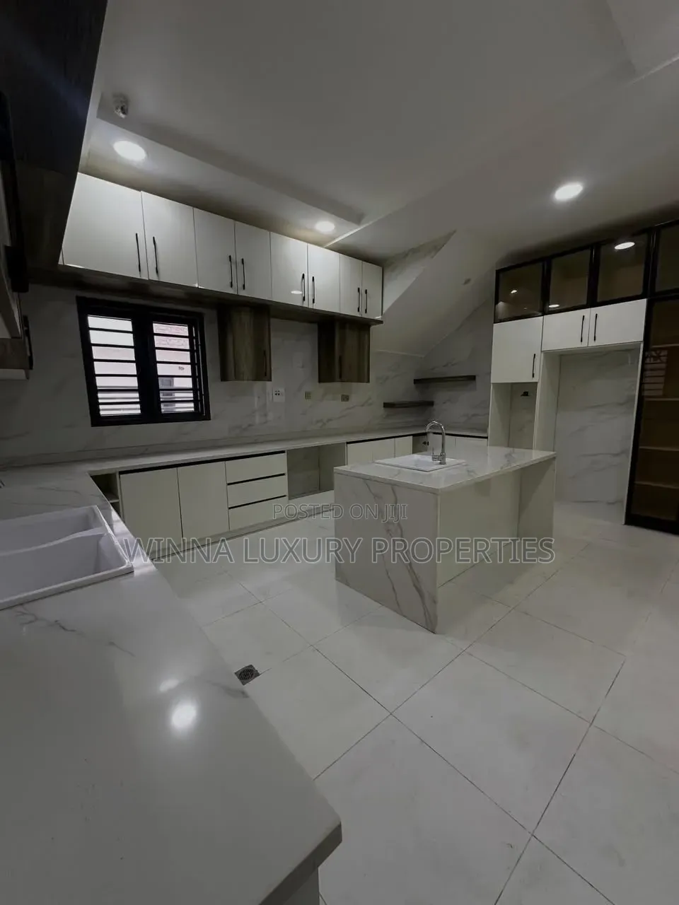 8bdrm Mansion in Asokoro Main for sale