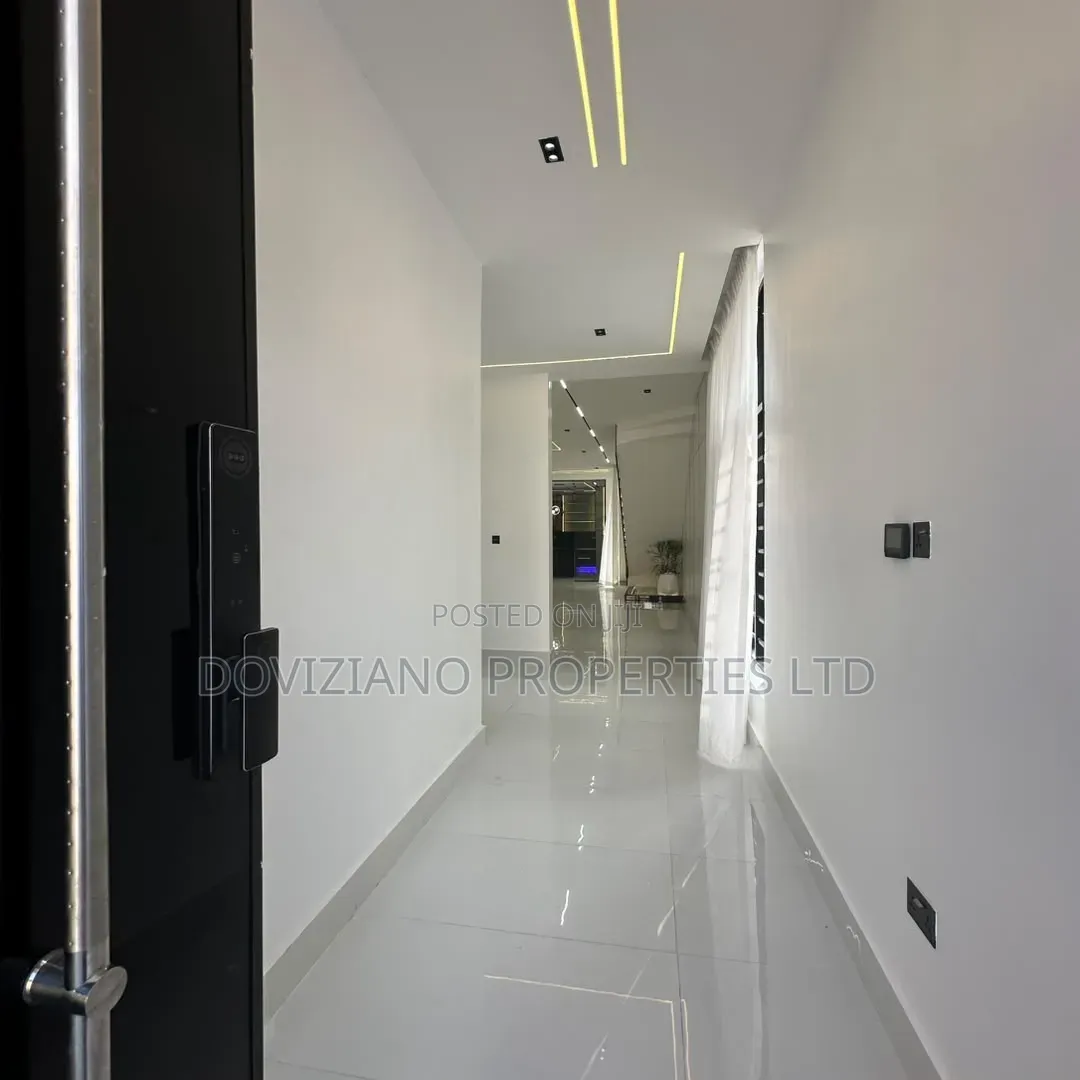 5bdrm Duplex in Ikota for sale