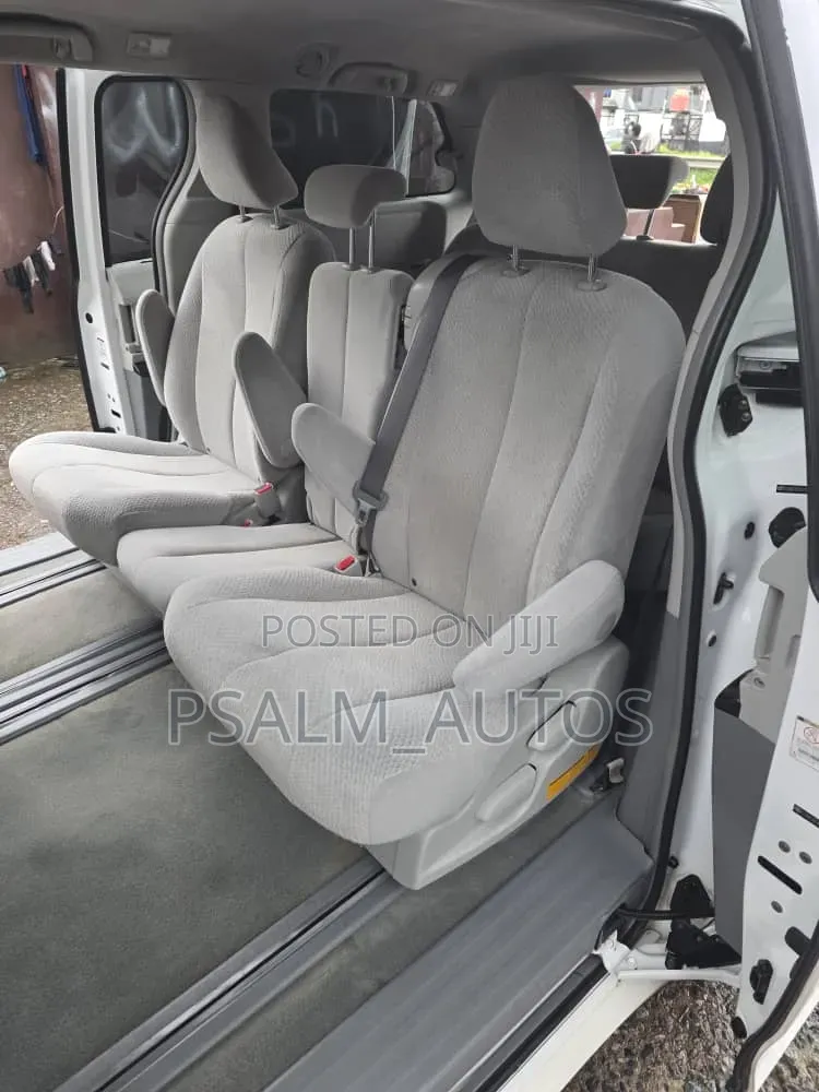 Toyota Sienna LE 7 Passenger 2011 White