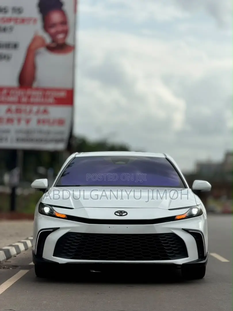 Toyota Camry SE 2025 White