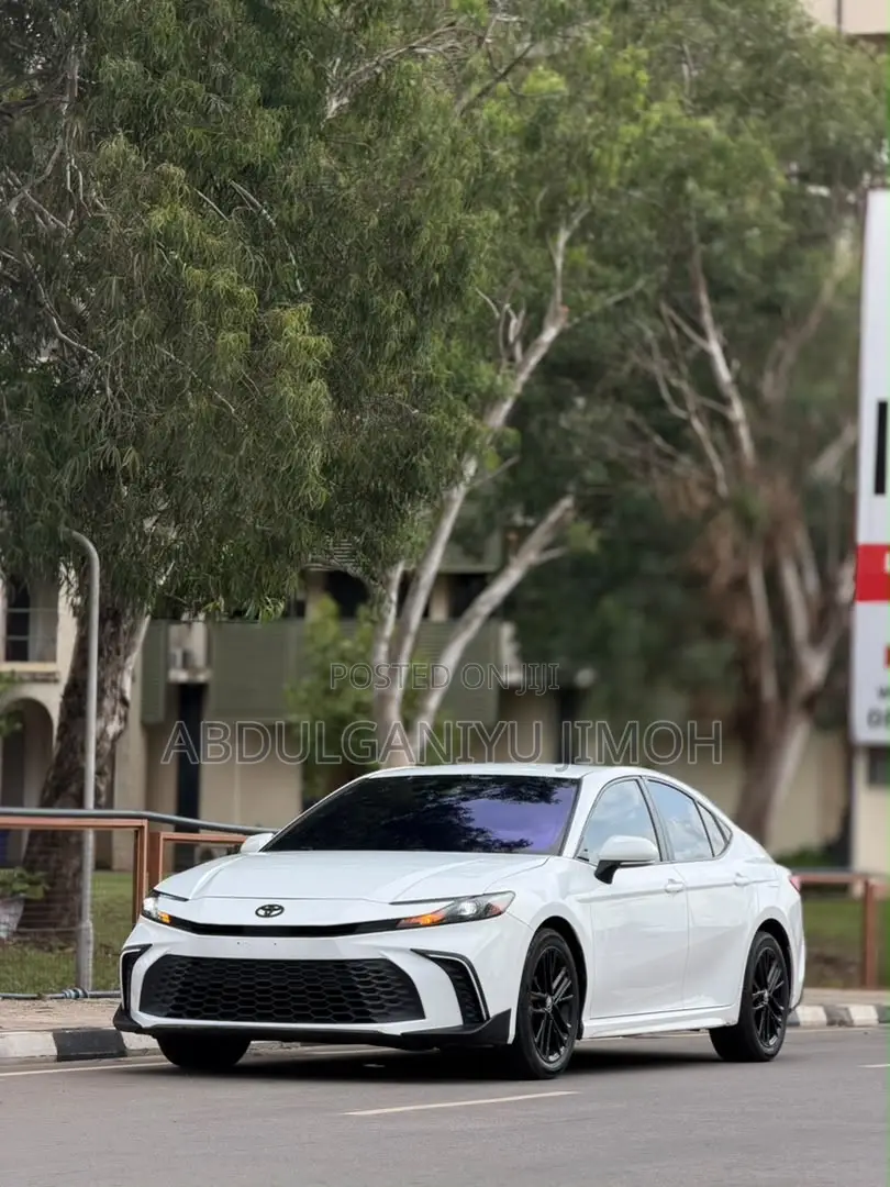 Toyota Camry SE 2025 White