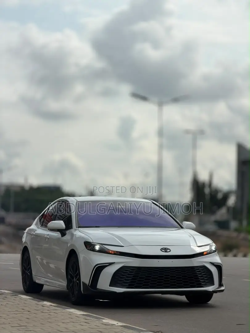Toyota Camry SE 2025 White