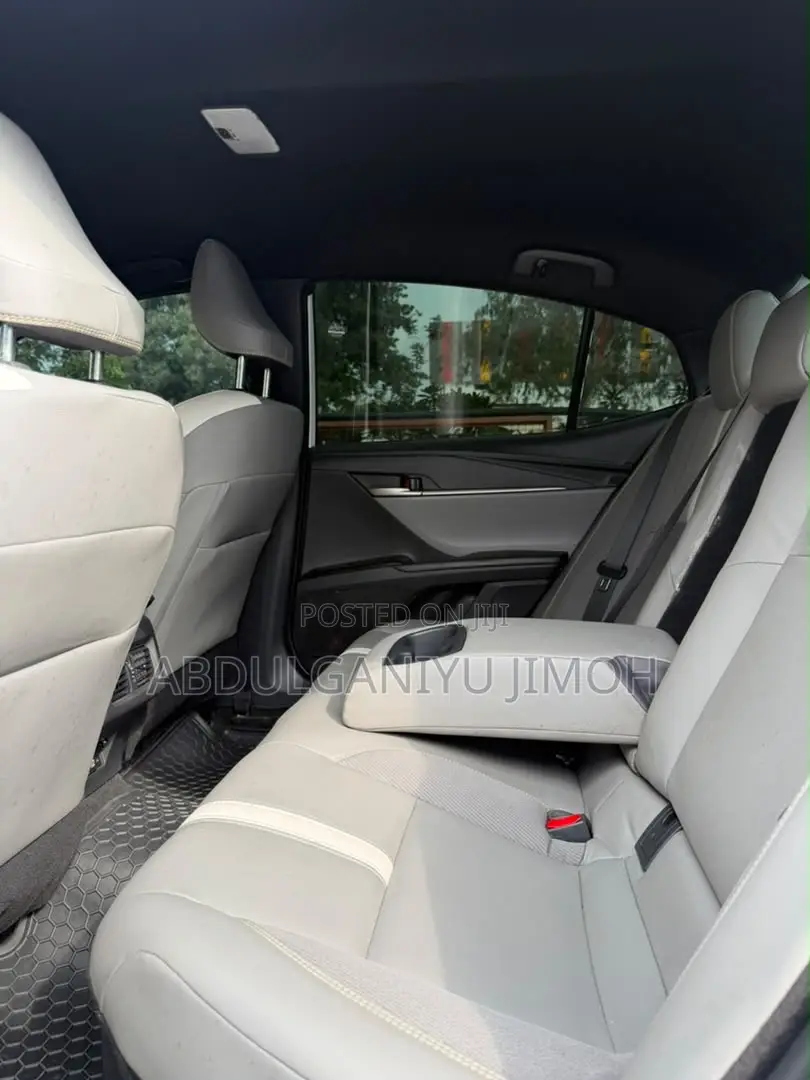 Toyota Camry SE 2025 White