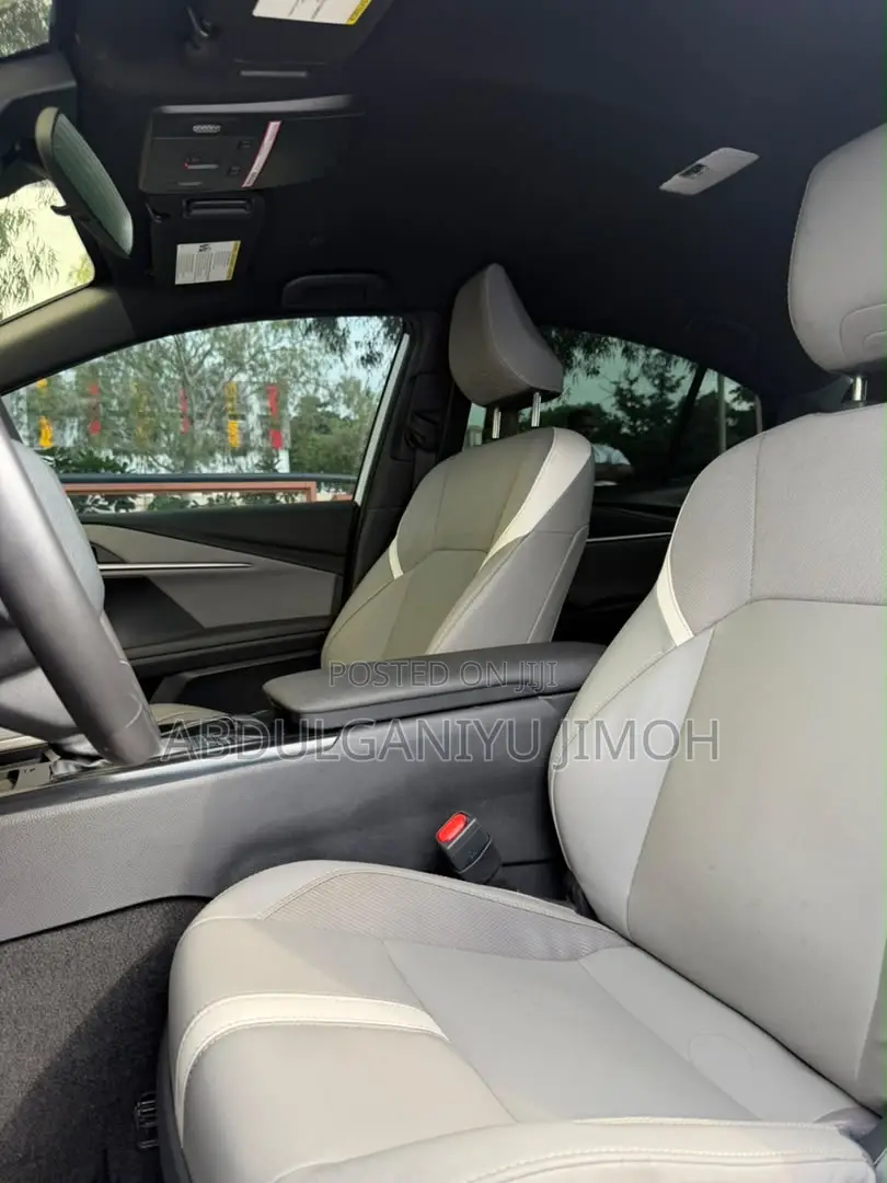 Toyota Camry SE 2025 White