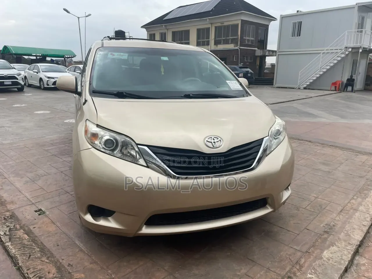 Toyota Sienna 2012 Gold