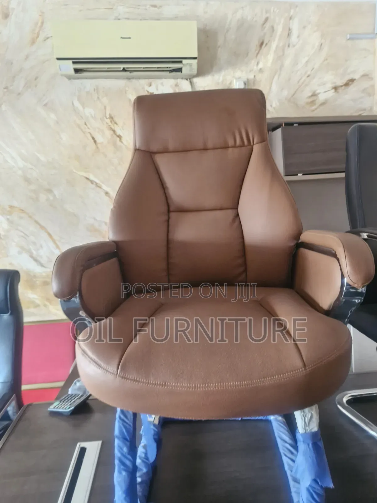 Luxury Executive High-Back Leather Office Chair With Padded Armrests