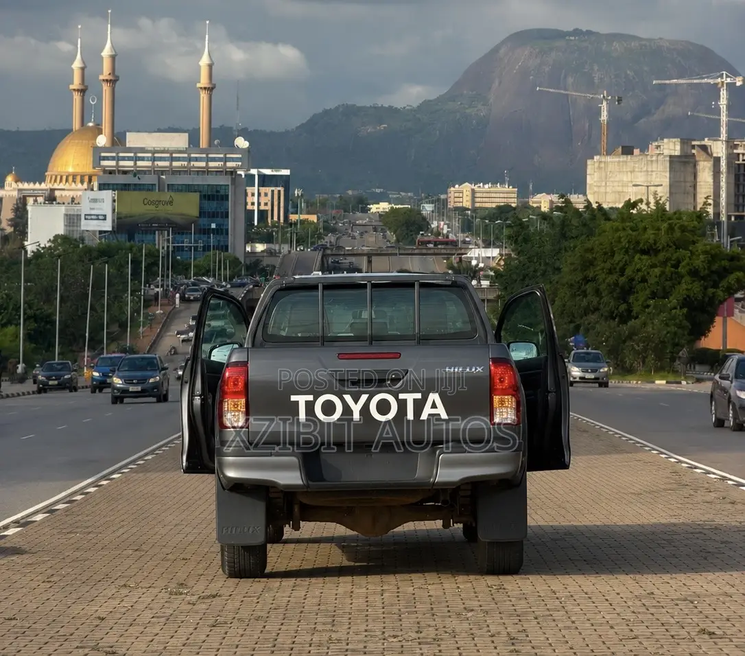 New Toyota Hilux 2026 Gray