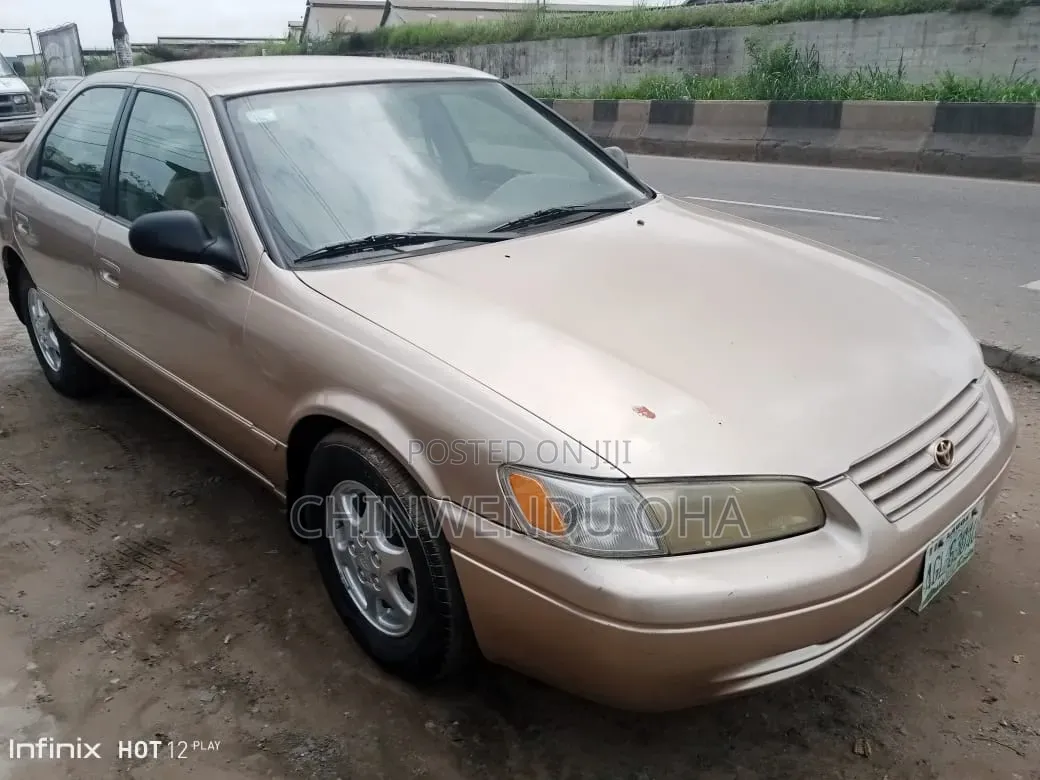 Toyota Camry 2000 Gold