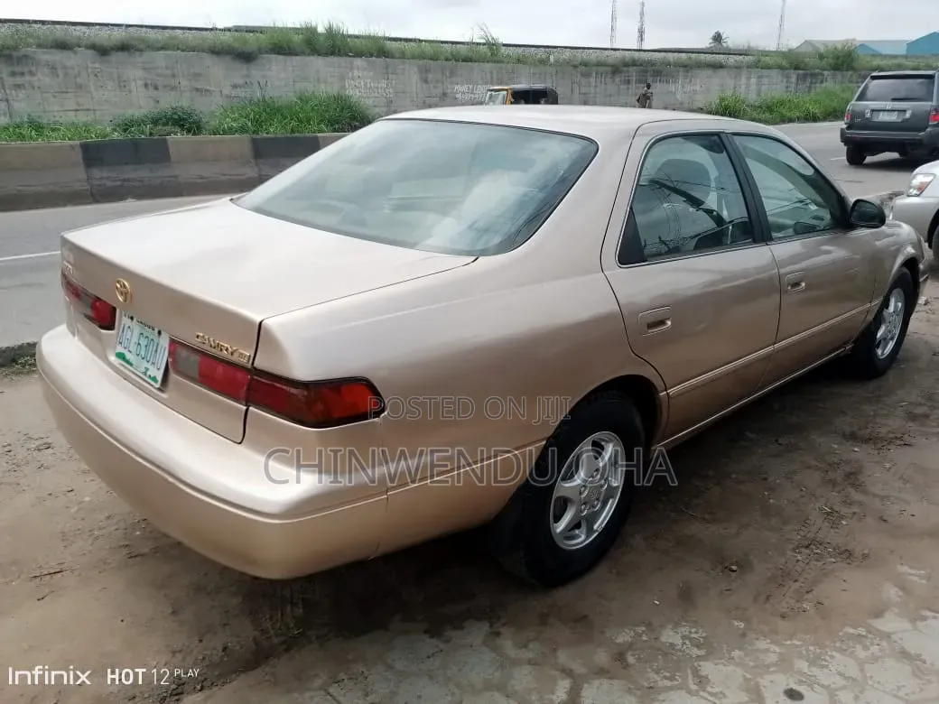 Toyota Camry 2000 Gold