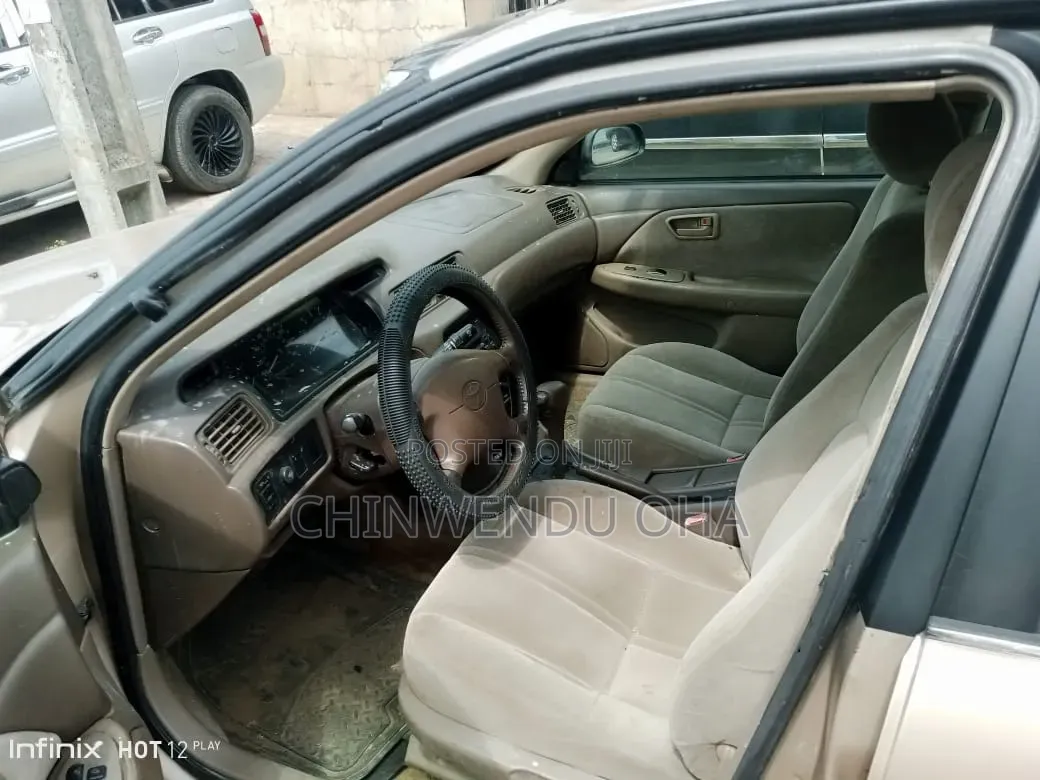 Toyota Camry 2000 Gold