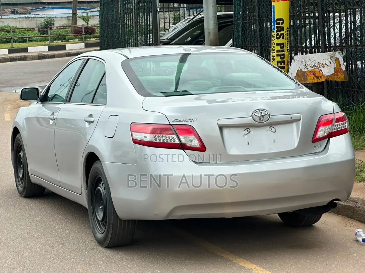 Toyota Camry LE 4dr Sedan (2.5L 4cyl 6AM) 2010 Silver