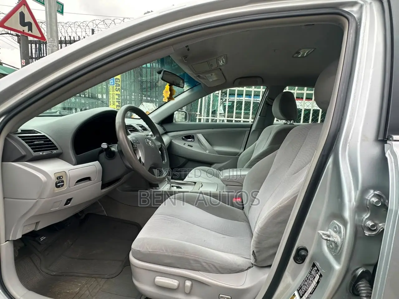 Toyota Camry LE 4dr Sedan (2.5L 4cyl 6AM) 2010 Silver