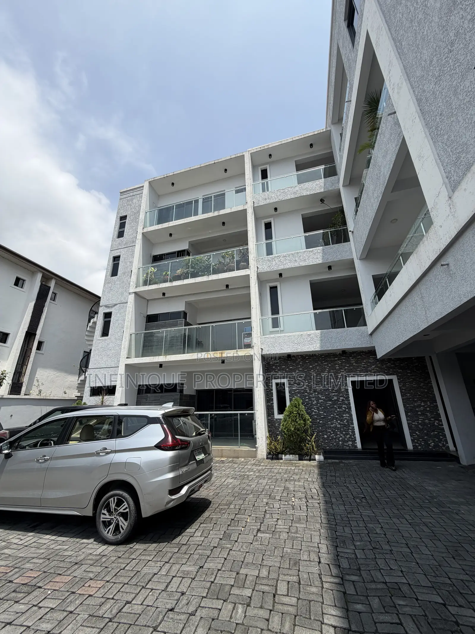 3bdrm Apartment in Lekki Phase 1 for rent