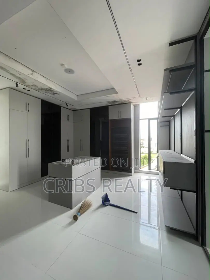 6bdrm Duplex in Osapa london for sale