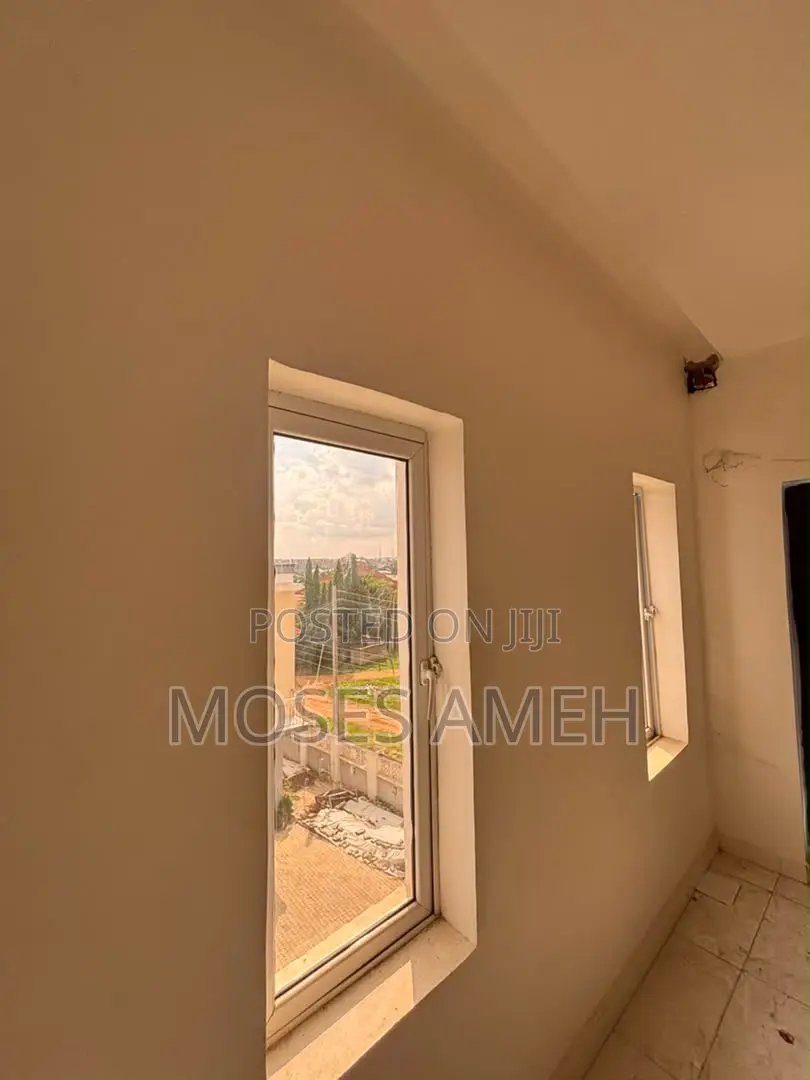 5bdrm Duplex in Idu for sale