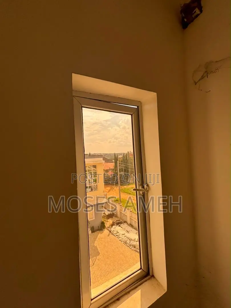 5bdrm Duplex in Idu for sale