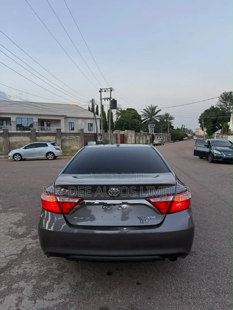 Toyota Camry XLE 4dr Sedan (2.5L 4cyl 6A) 2016 Gray